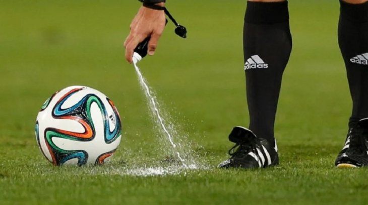 El argentino creador del spray para árbitros le ganó un millonario juicio a la FIFA - foto  1