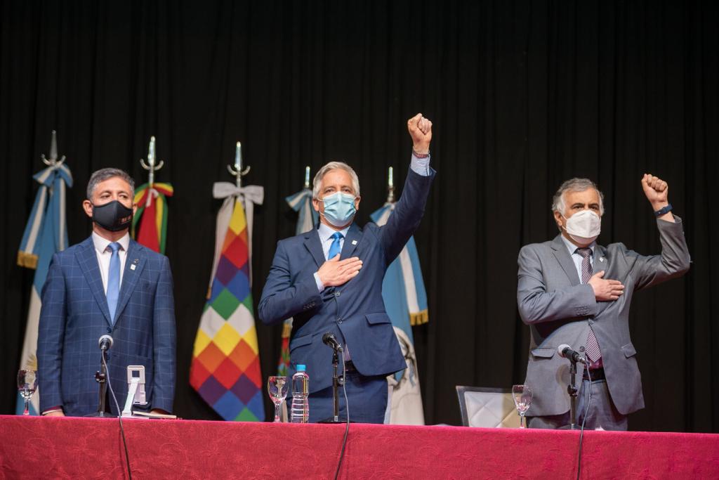El gobernador Ricardo Quintela recibió en La Rioja al exvicepresidente de Bolivia Álvaro García Linera, a quien se le otorgó el título Honoris Causa  - foto  1