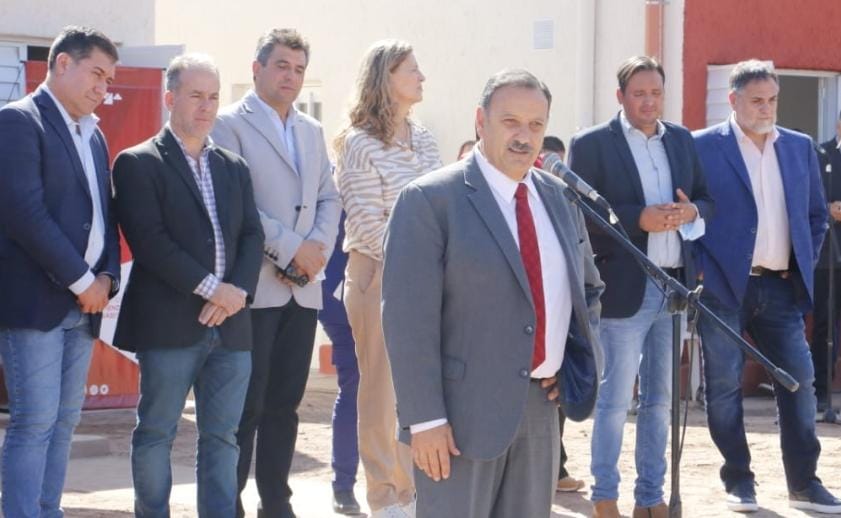 El gobernador Ricardo Quintela entregó viviendas y anunció la construcción de 50 nuevas unidades habitacionales  - foto  1