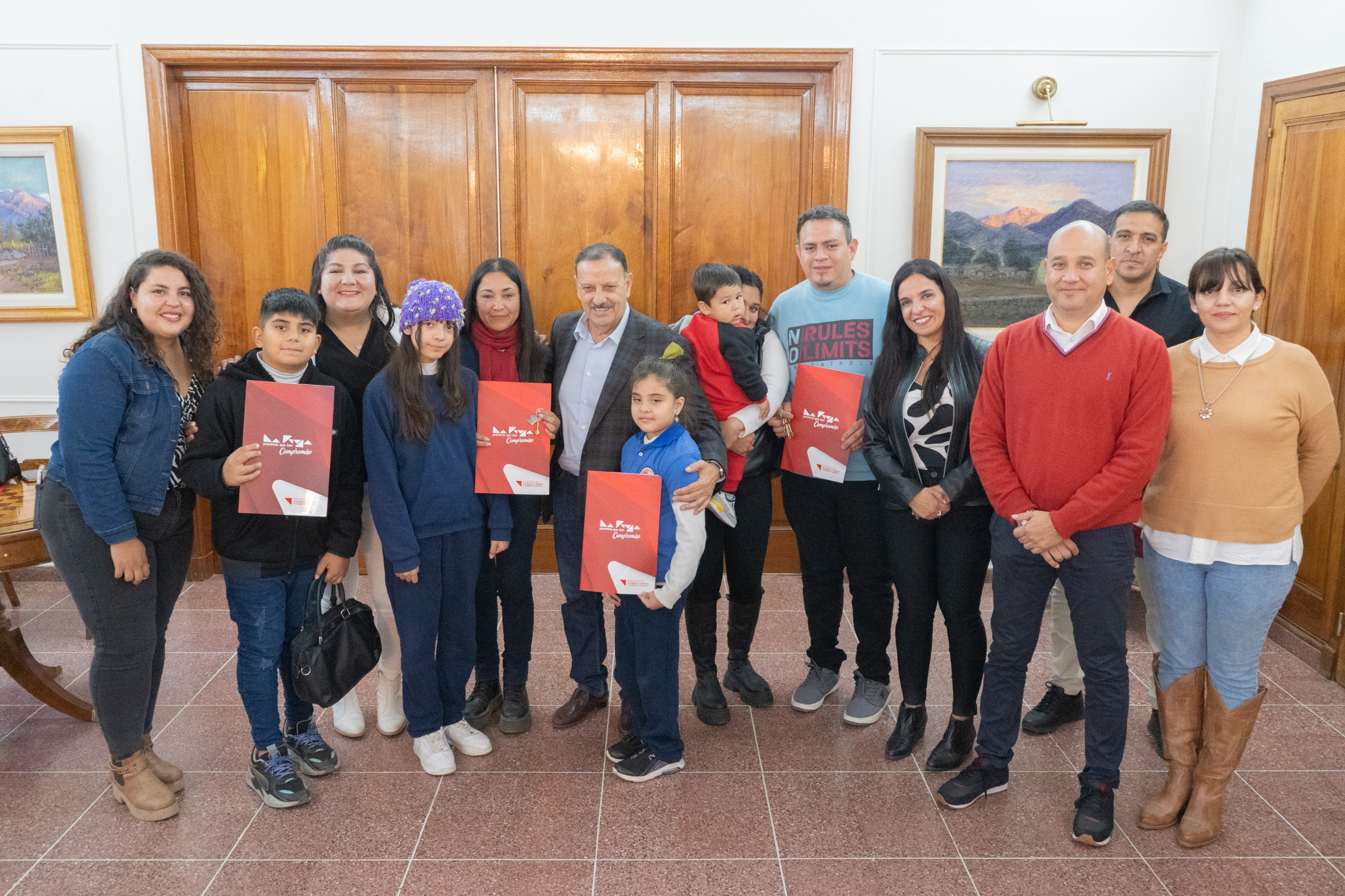 Familias riojanas recibieron viviendas que no eran habitadas y fueron recuperadas por el gobierno provincial - foto  1