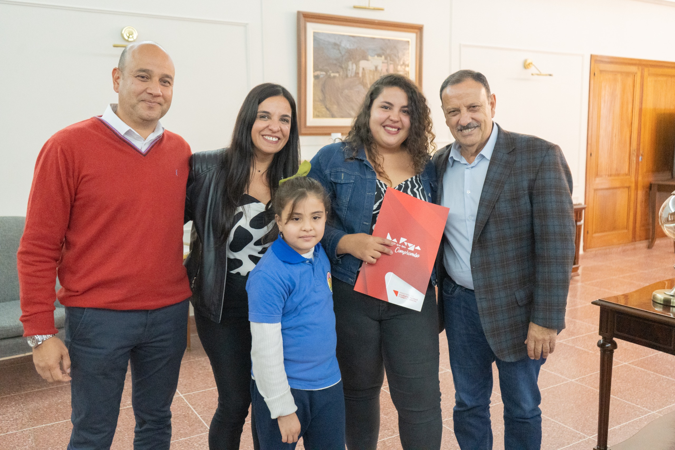 Familias riojanas recibieron viviendas que no eran habitadas y fueron recuperadas por el gobierno provincial - foto  2