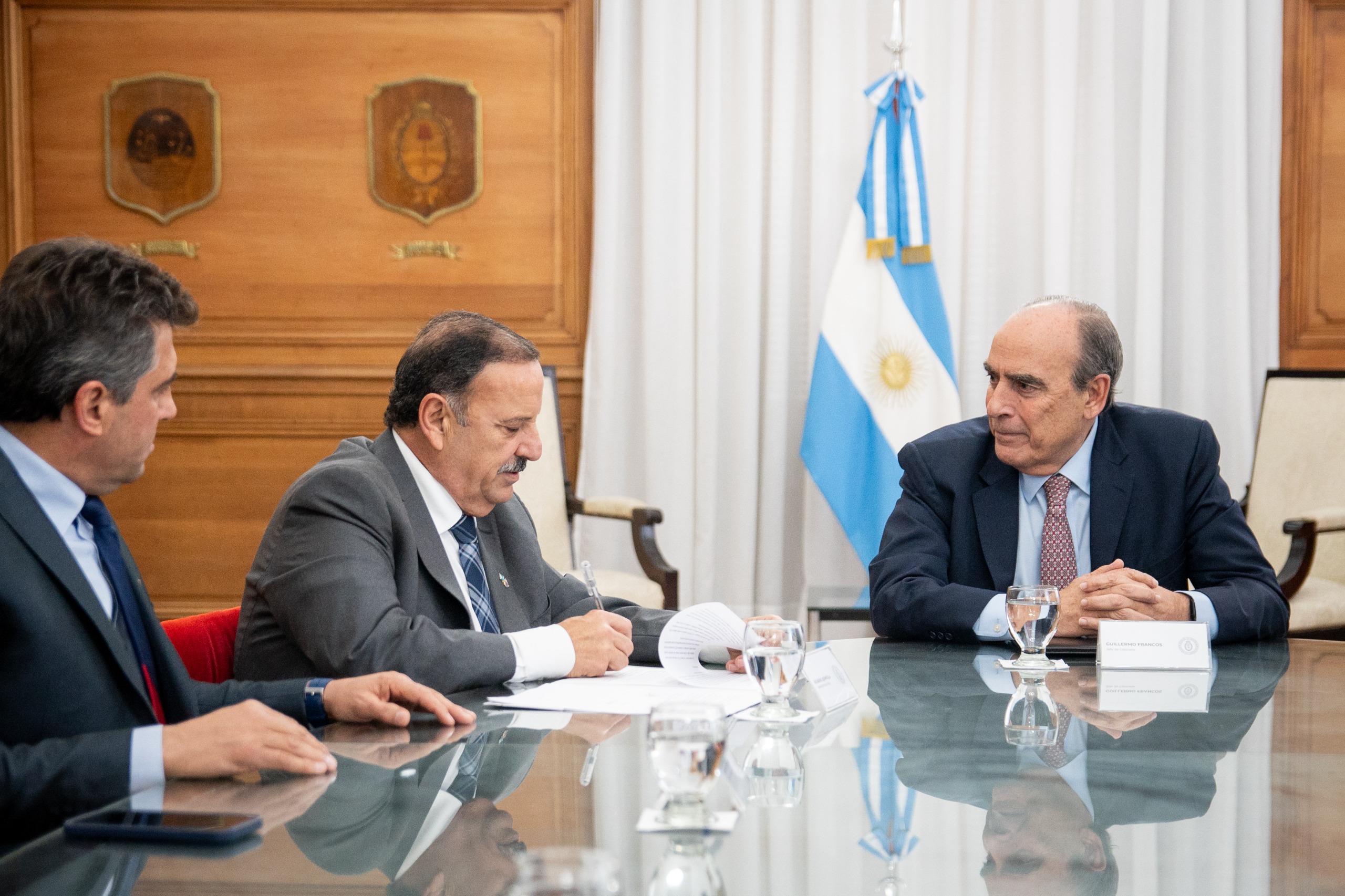 El gobernador Ricardo Quintela firmó un convenio con la Nación para reactivar la obra pública en La Rioja - foto  1