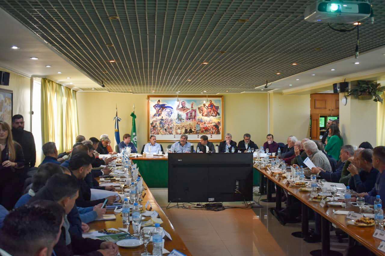 En reunión con sindicatos industriales, Quintela se mostró unido a gobernadores - foto  1